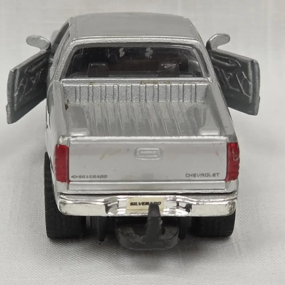 Maisto Chevrolet Silverado Pickup Truck 1:48 Diecast Silver Opening Doors Model